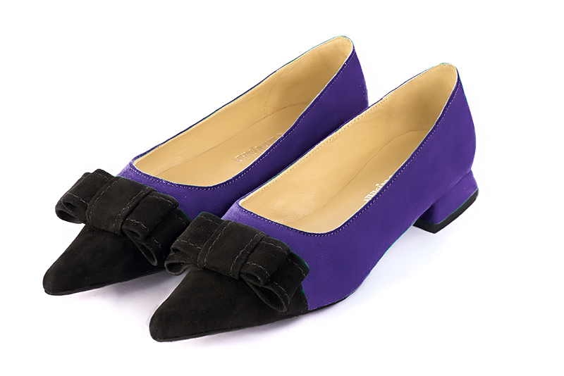 Matt black and violet purple women's dress pumps, with a knot on the front. Pointed toe. Flat flare heels. Front view - Florence KOOIJMAN